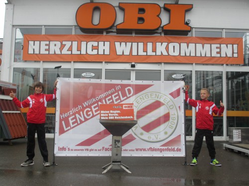 D-Jugend vom VfB Lengenfeld  grillt vorm OBI Reichenbach