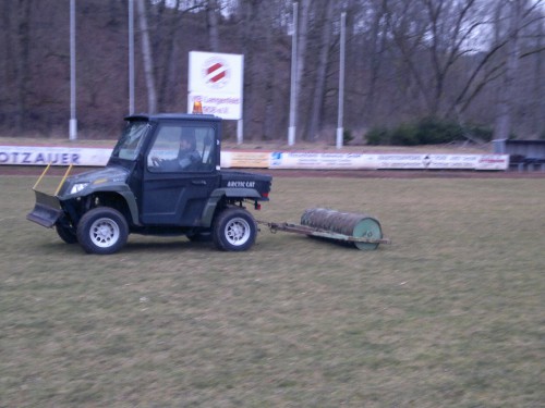 VfB bereitet Rasenplatz vor.