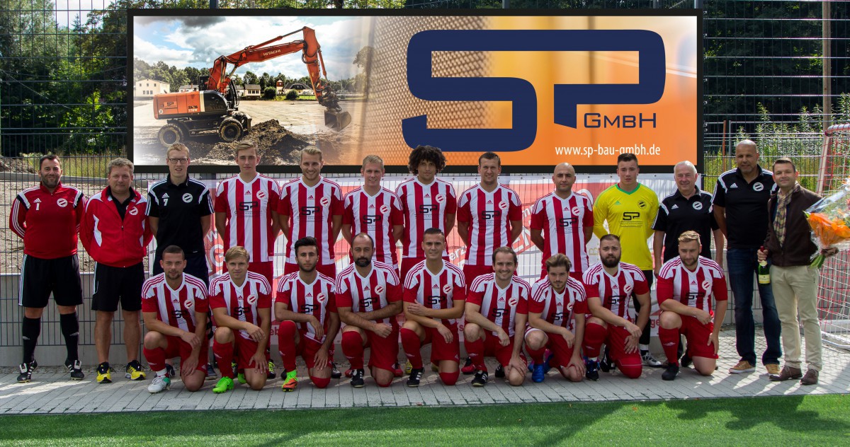 Die Firma S&P Bau GmbH übergibt neue Trikots