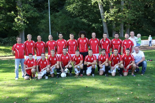 Übergabe neuer Aufwärmtrikots